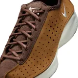 Championes Nike Air Superfly de diseño aerodinámico en color marrón, confeccionados en gamuza perforada con detalles en cuero marrón oscuro. Presentan una suela blanca con tecnología Air visible en el talón y un pequeño logo Swoosh bordado en el lateral.