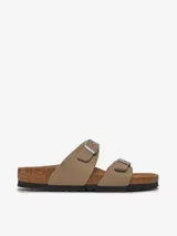 Sandalias Birkenstock modelo Sydney, color taupe, con dos tiras ajustables con hebilla y plantilla anatómica de corcho y látex.