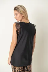 Blusa italiana de satén de seda, color beige, con escote en V y detalles de encaje en el pecho y los hombros, de corte holgado y sin mangas.