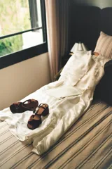 Sandalia de tacón cuadrado medio, confeccionada en terciopelo negro. Presenta un diseño de tiras cruzadas con nudo en la parte delantera y una tira ajustable con hebilla en el tobillo.