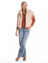 Chaleco de piel sintética en color beige, con cuello alto, cierre frontal metálico y terminaciones en tejido rib en el ruedo y sisas.