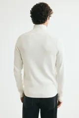 Saco de punto acanalado color blanco, con cuello elevado y cierre bidireccional delantero, de manga larga y corte ajustado.