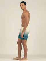 Short de baño celeste con degradado a azul marino, con cintura elástica y cordón ajustable.