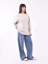 Buzo de punto color marrón claro, de corte holgado y mangas largas.