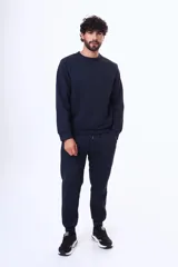 Pantalon de felpa azul marino con puños elásticos en los tobillos y cintura con cordón ajustable.