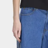 Bermuda de denim azul con corte muy holgado y extragrande, diseño de la colección Adicolor con las clásicas tiras laterales de Adidas Originals.