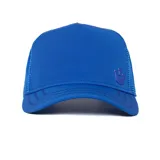 Gorra tipo trucker color bordó con panel frontal estructurado, malla trasera y visera curva con costuras decorativas. Presenta un aplique metálico con logo en el frente.