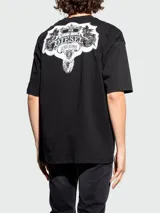 Remera de algodón color negro, de corte holgado y manga corta, con cuello redondo y pequeño logo de la marca bordado en el pecho.