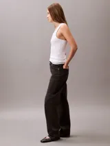 Musculosa de Calvin Klein confeccionada en tejido de punto de canalé, con ajuste slim, cuello redondo y logo gráfico de la marca estampado en el frente.
