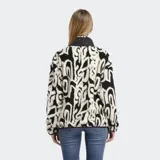 Campera de polar con diseño estampado en blanco y negro, cuello alto con medio cierre frontal y bolsillos laterales.