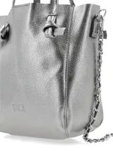 Cartera tipo tote bag plateada, con doble asa corta y correa de cadena extraíble.