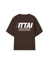 Remera marrón de corte holgado con estampado en la espalda que incluye la palabra "ITTAI" en blanco con líneas rojas y azules, la frase "AN IBIZA PRODUCE" y un texto más pequeño que dice "Ittai Stars Department Gallery - Ibiza Edition. If you're in Ibiza, 112 is not an option.".