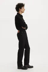 Jean Levi's 505 de hombre, color negro, de corte regular con pierna recta y tiro alto. Cuenta con bragueta de cierre y diseño de cinco bolsillos.