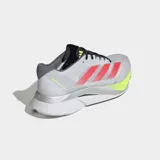 Championes de running Adidas Adizero Boston 12 con parte superior de malla liviana en color gris y detalles en rojo y amarillo neón. Presentan tecnología ENERGYRODS 2.0 para mayor propulsión, amortiguación Lightstrike Pro y suela de caucho Continental™.