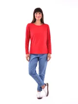 Remera blanca de manga larga con cuello redondo y detalle de botones dorados en los hombros.