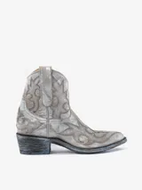 Bota texana de caña corta color gris con bordados decorativos y taco bajo.