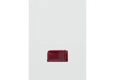 Porta documentos de diseño rectangular en color bordó con acabado texturizado. Cuenta con cierre lateral y un detalle de tirador con nudo y pieza metálica dorada. Incluye el logo de la marca grabado en la parte frontal.