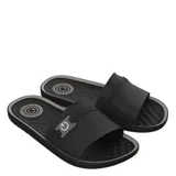 Sandalias tipo slide Cartago modelo Arizona, color negro con detalle de logo en la tira superior. Presentan una base texturizada para mayor comodidad y suela antideslizante.