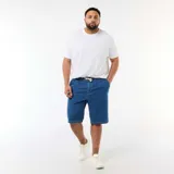 Bermuda de jean color azul, confeccionada en denim, con cintura elástica ajustable mediante cordón en contraste y bolsillos laterales.