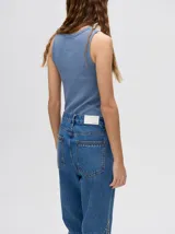 Musculosa de canalé color celeste, con diseño crop y pequeño logo bordado en el centro del pecho.
