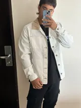 Sobrecamisa color hueso de pana con cuello de pana color beige, cierre con botones a presión, bolsillos de parche en el pecho y corte recto.