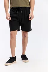 Short de algodón color negro con cintura elastizada y cordón ajustable.