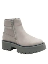 Bota corta Caterpillar modelo Colorado Max Chelsea, color gris, con plataforma dentada y cierre lateral metálico. Presenta logo grabado en el lateral y diseño de punta redonda.