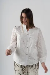 Camisa blanca de algodón con bordados perforados y botones de madera.
