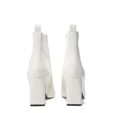 Botas cortas de mujer color negro, estilo botín, con caña ajustada, punta cuadrada y taco ancho y alto.