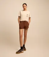 Short femenino de tiro mediano, color marrón oscuro, confeccionado en tejido ribana de algodón con elastano. Posee cintura elástica con cordón ajustable.