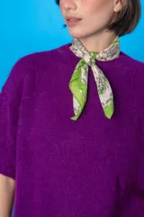 Sweater color verde menta de tejido de punto, con cuello redondo y mangas cortas.
