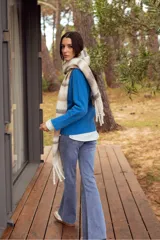 Jean de mujer color negro, tiro alto, de corte recto y largo completo.