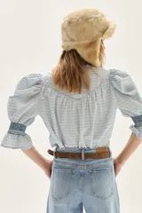 Blusa de algodón a cuadros en tonos celestes y beige, con mangas abullonadas, cuello alto y detalles de punto smock en cuello y puños.