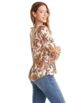 Blusa de gasa con estampado de arabescos en tonos tierra sobre base beige. Presenta escote en V con detalle fruncido y mangas 3/4 con puños anchos en punto smock.