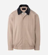 Campera de sarga color beige con corte oversized, cuello de cuero sintético negro con textura trenzada, cierre frontal oculto y bolsillos laterales.