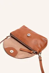 Cartera bandolera color beige, confeccionada en 100% cuero, con solapa redondeada, detalle de flor grabada y correa larga ajustable.