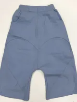 Jogging azul claro con cintura elástica, bolsillos laterales y costuras decorativas en forma de corazón en la parte delantera.