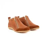 Zapato bajo de cuero color beige con refuerzos en gamuza en la puntera y el talón. Cuenta con doble cierre lateral diagonal, presilla trasera y suela de goma con relieve.