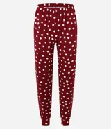 Conjunto de pijama largo de dos piezas: blusa lisa de canalé color blanco con mangas largas y botones en el puño; y pantalón de lunares color borgoña con cintura elástica y puños ajustados.