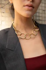 Gargantilla dorada con eslabones grandes en forma de aros irregulares.