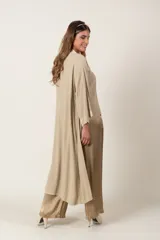 Túnica larga color borgoña de crepe con vivo de satén al tono.