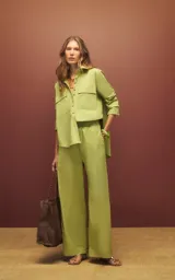 Pantalón ancho color verde, de tiro alto con cintura elastizada y diseño recto, perteneciente a la marca Le Lis Blanc.