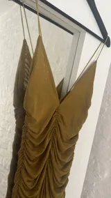 Vestido largo verde oliva de microtul, con escote en V y frunces en la parte delantera.