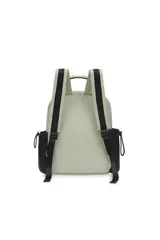 Mochila puffer de color lila y negro, con un compartimento principal con cierre, un bolsillo frontal con cierre y dos bolsillos laterales con cordón ajustable. Tiene correas ajustables y un asa superior.