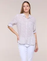 Camisa holgada de algodón liviano con estampa botánica en tonos beige y blanco, cuello camisero y mangas largas.
