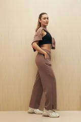 Pantalón de calce ancho color morado, con cintura elastizada, bolsillos laterales y corte recto con abertura en el ruedo.