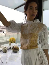 Remera blanca de algodón con estampado color cobre y mangas de broderie negro con elástico.