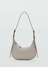Bolso tipo bandolera color gris claro, con efecto piel y asa ajustable con hebillas.