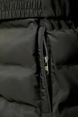 Anorak acolchado de color verde oscuro, resistente al agua y al viento. Cuenta con capucha ajustable, cierre frontal con cremallera, bolsillos laterales con cierre y cinturón elástico integrado en la cintura. El interior está forrado con un tejido efecto pelo para mayor aislamiento térmico.