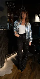 Pantalón de jean negro con strass y piedras plateadas.